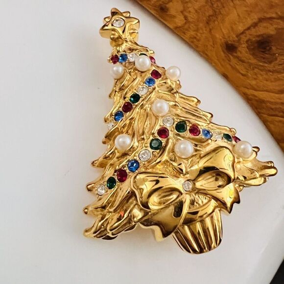 Vint Trifari Brooch 1996 Gold Tone Rhinestone Faux Pearl Christmas Tree Pin 1075 - Picture 4 of 12
